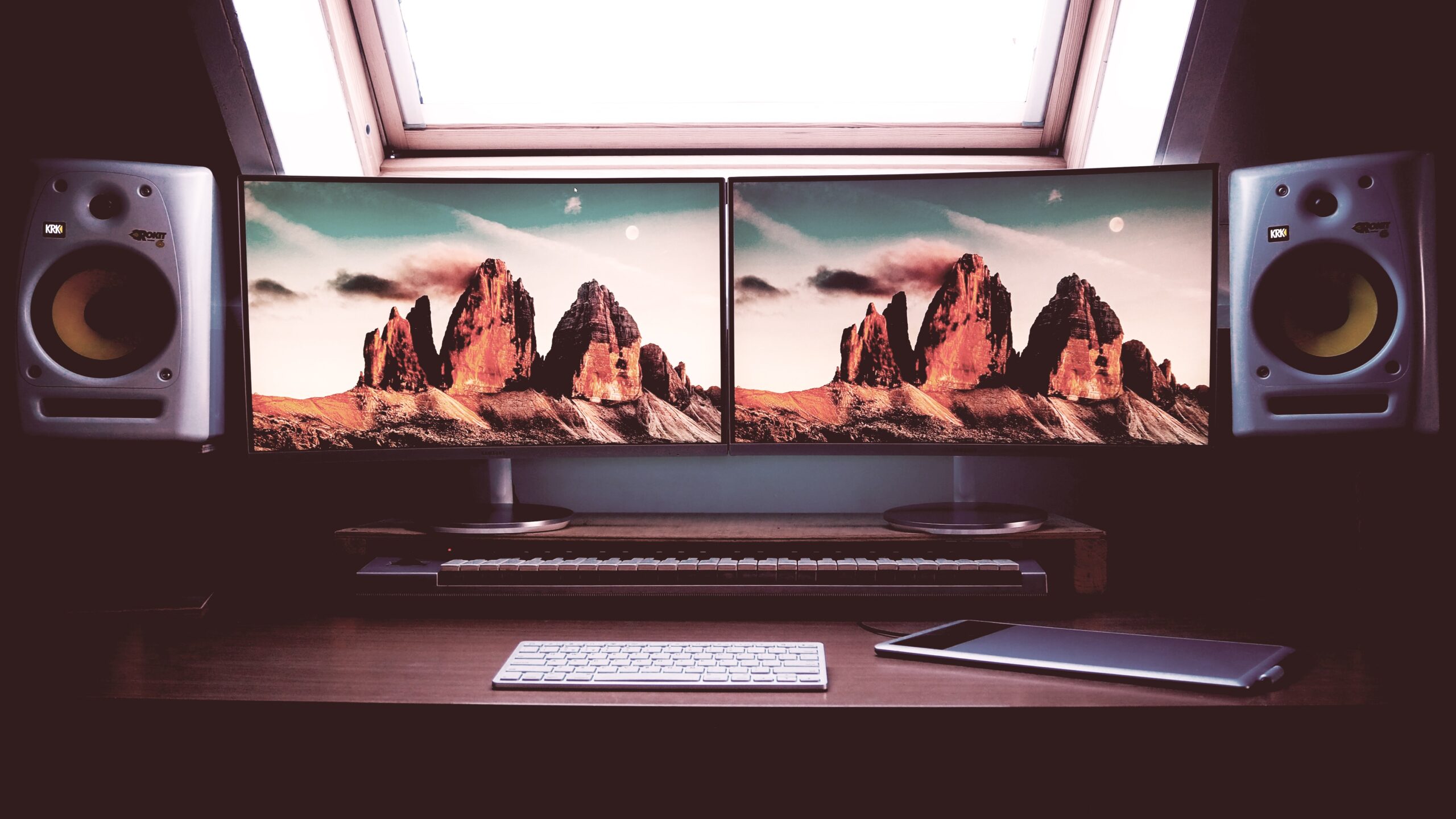 You are currently viewing Handy Tips to Optimize a Dual-Monitor Setup for the Best Experience